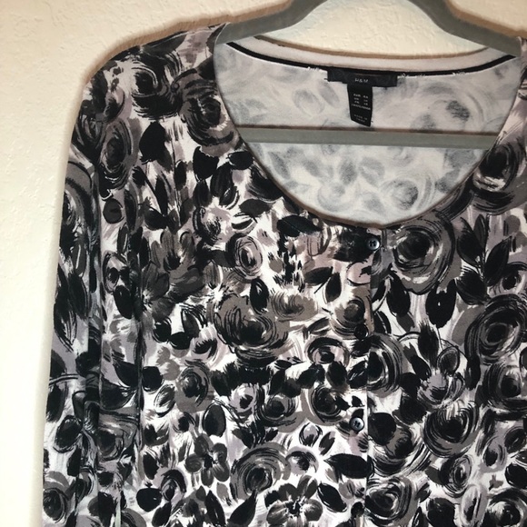 H&M Cardigan Black, Grey & White Roses Floral Cardigan Sweater Sz 14 (US) GUC - Picture 2 of 11